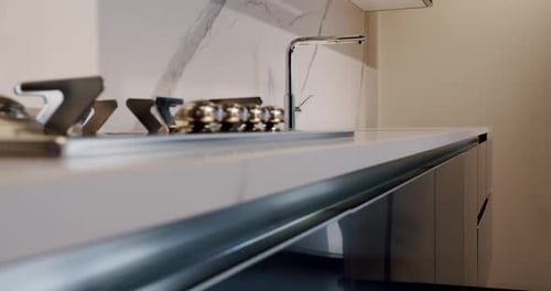 Maison élégante et confortable dans la salle à manger. Cuisine domestique avec évier moderne. Salle de cuisine moderne