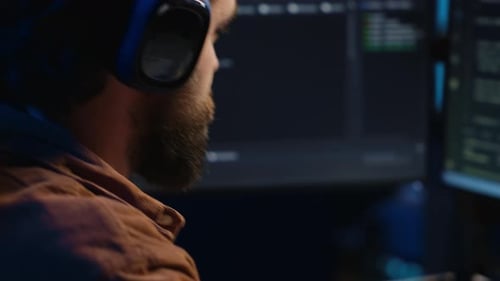 Científico de la Computación Escucha Música Mientras Escribe Líneas de Código Extremadamente de Cerca