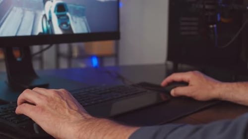 Unerkennbarer Spieler, der FPS auf dem Computer spielt