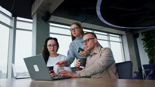 Produzindo ideias no trabalho em equipe.