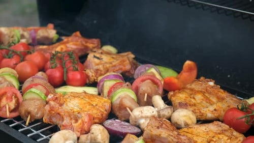 La viande et les légumes grillés sont frits sur le gril Selective Focus