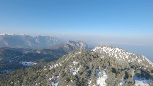 Imágenes aéreas de las hermosas montañas con una torre de radio, Antalya, Turquía