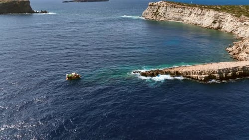 Tour de exploración de buceo anclado en la vista aérea del mar