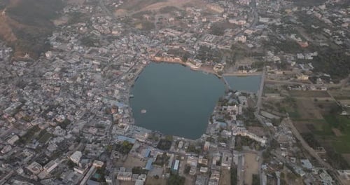 Vista aérea del lago Pushkar y los tejados urbanos, India.