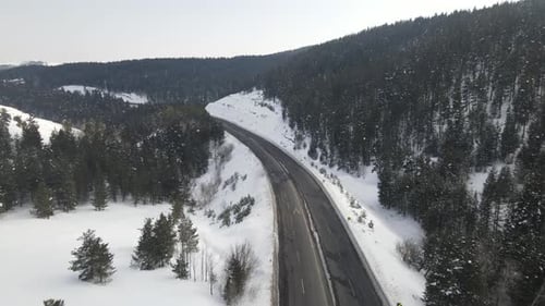 Luftaufnahme der Autobahn zwischen dem Wald