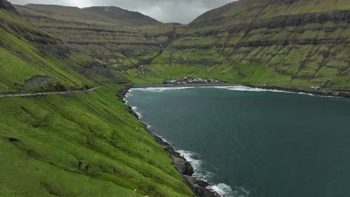Le village de Tjornuvik et ses montagnes aux îles Féroé