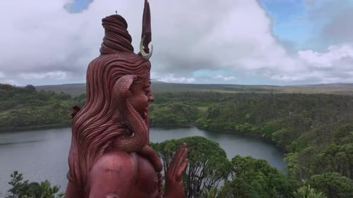 Immense statue de Shiva sur le lac Ganga Talao, île Maurice