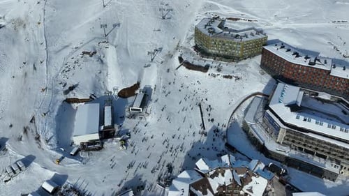 Luftaufnahme des belebten Skiliftgebiets am Mountain Base