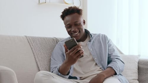 Fröhlicher Afroamerikaner Video der online mit Freunden chattet