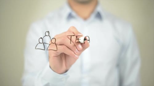 Équipe, homme écrivant sur écran transparent