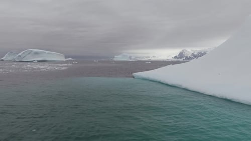 Drohnenaufnahme riesiger Eisberge, die in polaren Gewässern treiben