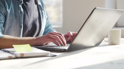 Un jeune entrepreneur de sexe masculin travaille au bureau à domicile sur le lieu de travail informatique d'un travailleur indépendant ou d'un étudiant