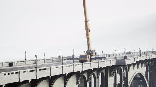 Gran grúa automática en el puente en construcción