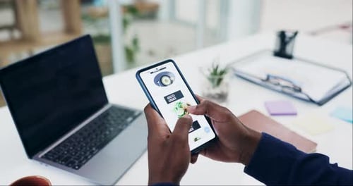 Manos, pantalla del teléfono y pergamino, menú de comida en línea con servicio de compra y entrega en línea