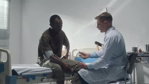 El médico mide la presión arterial y pregunta sobre el estado de salud del paciente