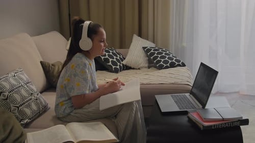 Schüler, der zu Hause Online-Unterricht hat