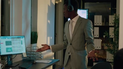 Employé écoutant de la musique au travail