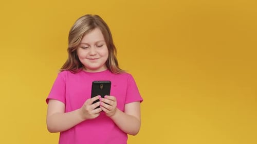 Distance Communication Family Chat Loving Kid Girl