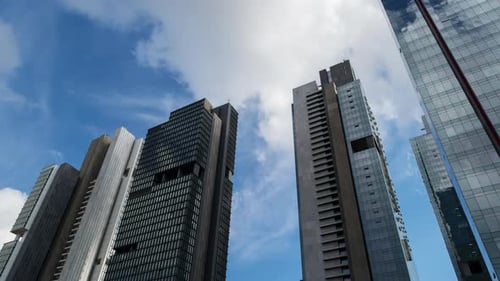Moderne Glashochhäuser im Geschäftsviertel der Stadt Timelapse