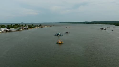Río que va al mar con barcos de pesca Bislig Surigao Del Sur Filipinas
