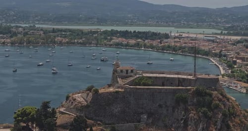 Corfou, Grèce : survol zoomé à 8 de la vieille forteresse sur le promontoire, capturant une vue imprenable sur