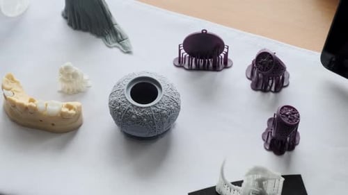 Coleção de objetos impressos em impressora 3D deitada em uma superfície plana de perto