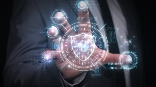 Geschäftsperson, die die virtuelle Cybersecurity Shield-Schnittstelle berührt