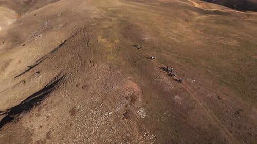 Vista aérea de las colinas de Grammeni Oxia al amanecer que revela un terreno accidentado y una naturaleza salvaje