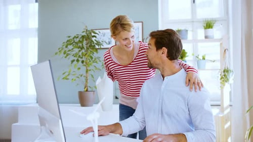 Partenaires commerciaux matures travaillant à domicile