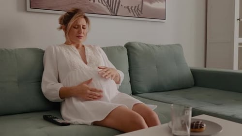 Problèmes de santé chez les femmes enceintes qui ressentent une douleur soudaine au bas du ventre à la maison.