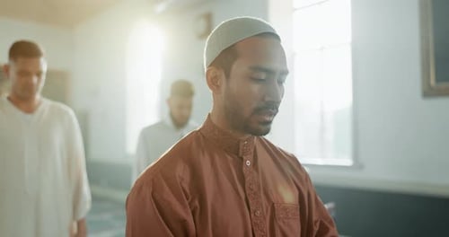 Muslim, betender Mann und Mann in einer Moschee für spirituelle Religion zusammen als Gruppe, um Allah anzubeten