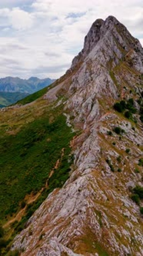 Über der Gebirgskette des kahlen Berges fliegen.