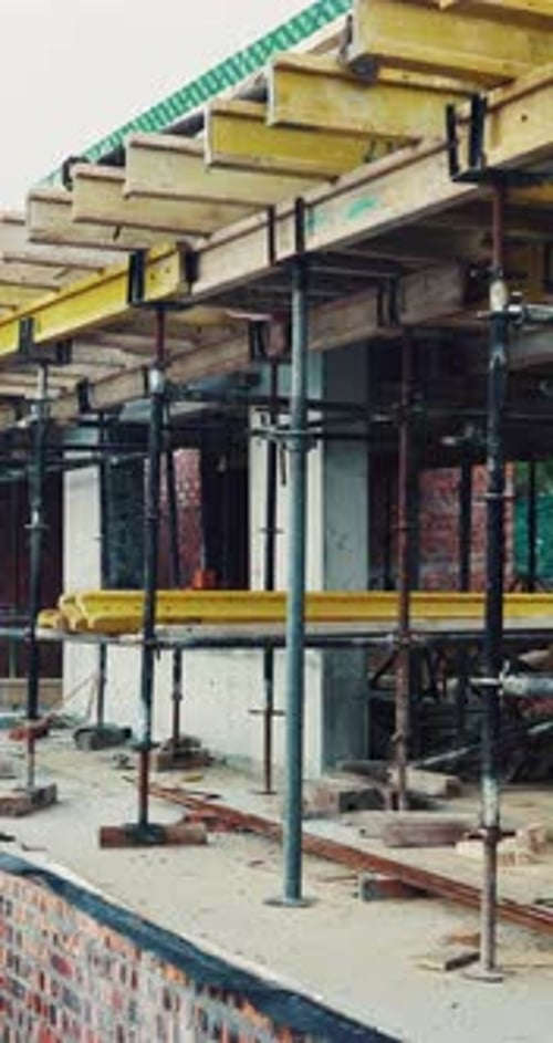 Andamios, edificios y sitios vacíos para la construcción, los cimientos y el marco exterior