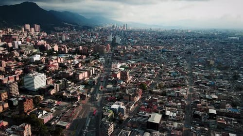 Vue aérienne de la ligne d'horizon de la ville, des routes, des montagnes, des bâtiments et des transports en commun — Bogotá, Colombie