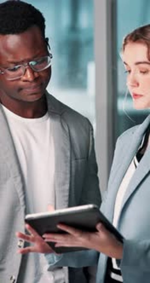 Empresários, tablet e discussão no escritório para debate de ideias e feedback de projetos