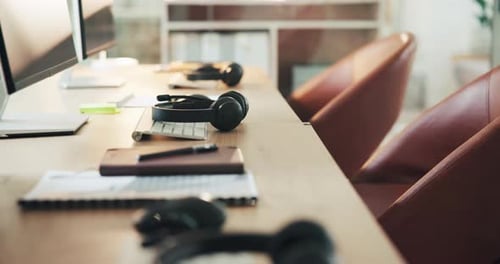 Leer, Büro und Headset im Call Center für technischen Support, Online-Vertrieb und CRM