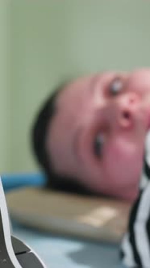 Femme enceinte subissant une imagerie obstétricale avec expression émotionnelle Expériences de femmes enceintes