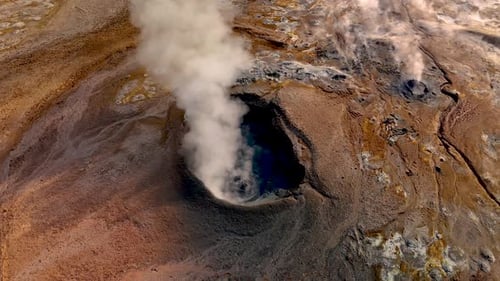 Erkunden Sie die geothermischen Wunder Islands mit atemberaubenden Dampföffnungen in surrealen Landschaften
