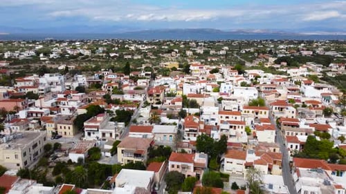 Vue aérienne des bâtiments de l'île d'Égine, golfe Saronique, Grèce