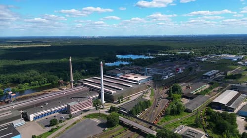 A lo
largo del edificio de la fábrica de acero, las chimeneas y la red ferroviaria. Zumbido de vuelo con vista aérea encantador