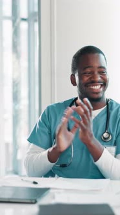 Enfermeiro, equipe e homem aplaudem pela comemoração, conquista ou meta na área de saúde