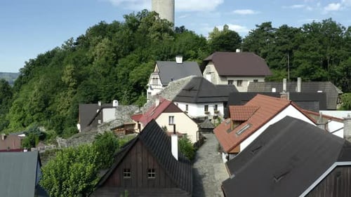 Воздушная съемка средневекового замка и живописной деревни, туристического места