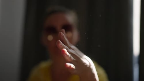 Frau interagiert mit Sonnenlicht durch Handgesten