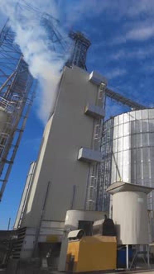 Silos agricoles. Installation de production de céréales en métal avec silos.