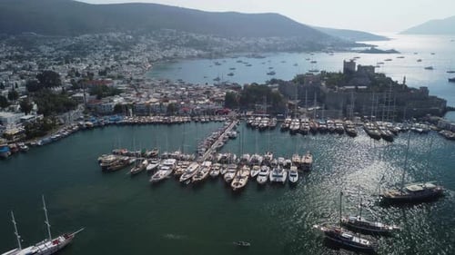 Fantastische Luftaufnahme des Yachthafens von Bodrum und der Burg von Bodrum, Türkei