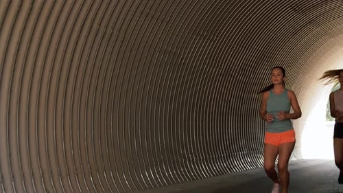 Fitness, Sport mit gesundem Lebensstil — Junge Frauen oder Freundinnen laufen im Freien