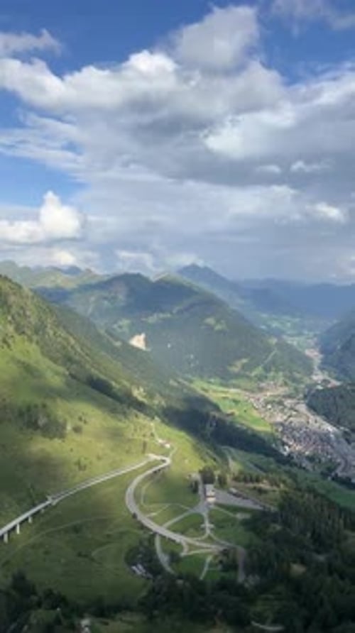 Experimente a beleza deslumbrante de uma paisagem montanhosa deslumbrante ao longo de estradas panorâmicas
