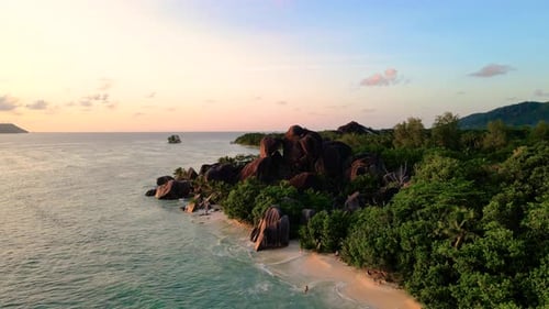 Vista aérea de La Digue, Seychelles, Zumbido de la playa de Anse Source d'Argent, Isla La Digue, Seychelles
