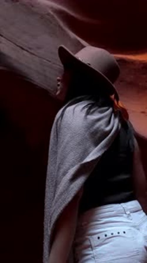 Abenteuerlustige Frau erkundet die majestätische Antilopenschlucht in Arizona