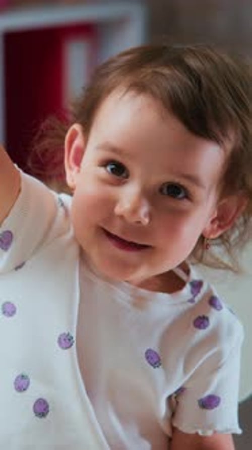 Un petit enfant présente fièrement un jouet à slime jaune vif